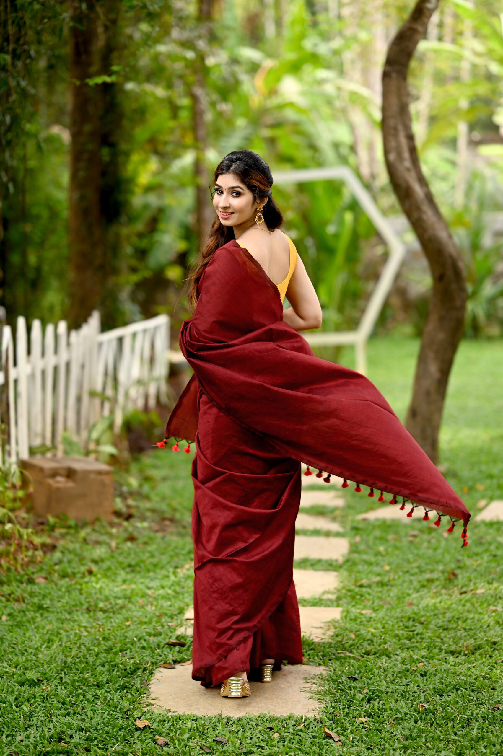Image of Indian traditional Beautiful Woman Wearing an traditional Saree  And Posing On The Outdoor With a Smile Face-QD072089-Picxy